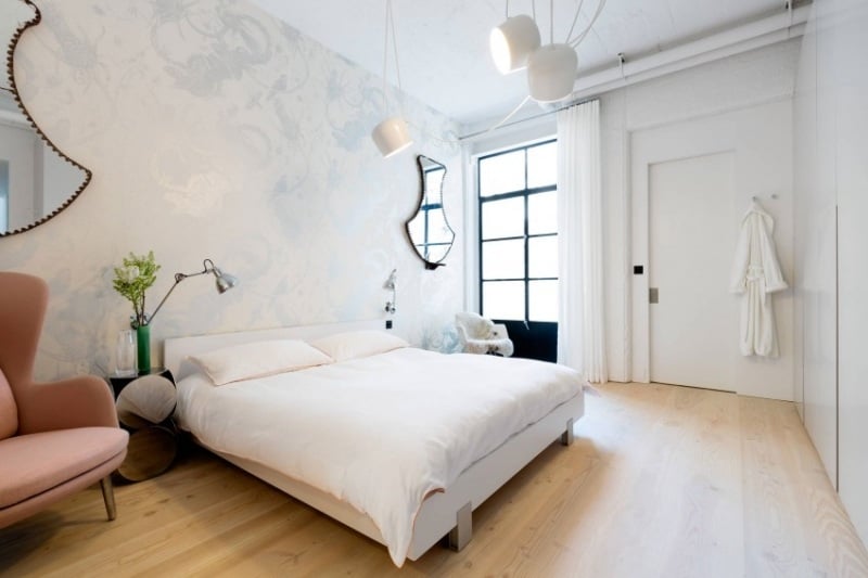 moderne-schlafzimmer-wandgestaltung-tapete-floral-weiss-hellblau-satin-glanz