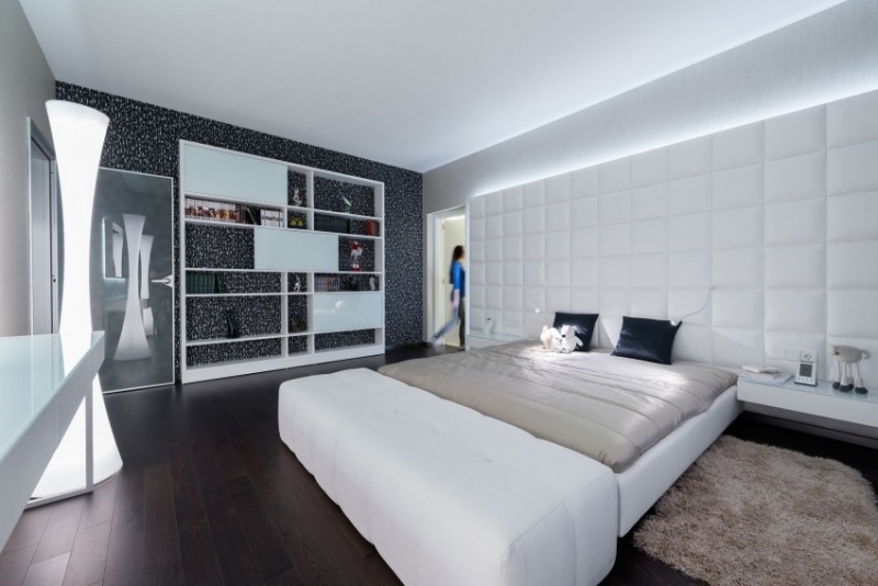 moderne Schlafzimmer weiss-indirekte-led-wandbeleuchtung-dunkler-holzboden