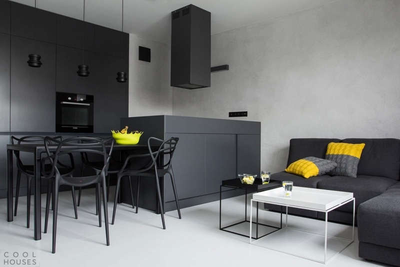 moderne-wohnkueche-matt-schwarz-kochinsel-essbereich-gelbe-akzente