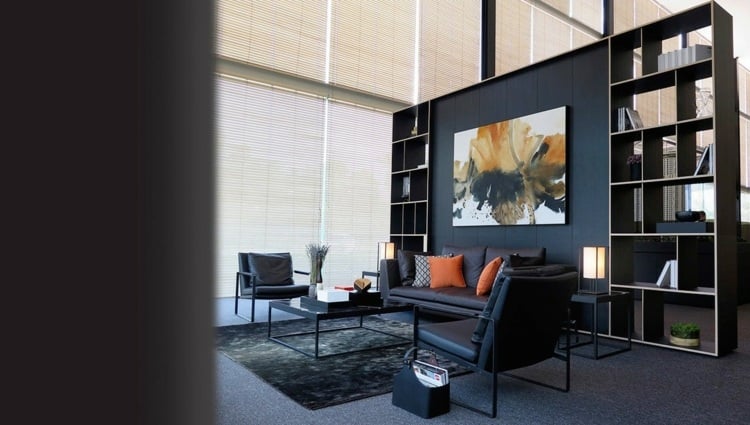 moderne wohnzimmer schwarz einrichtung regal couch leder metall