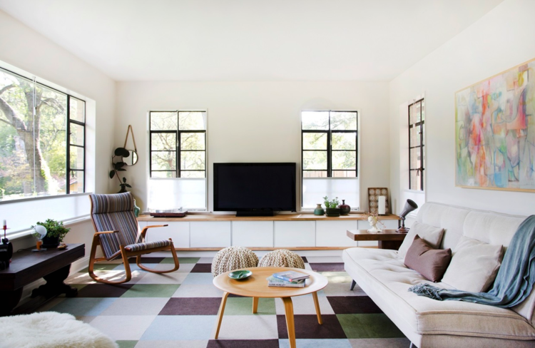 moderne wohnzimmer teppich bunt schachbrettmuster sofa creme holz couchtisch