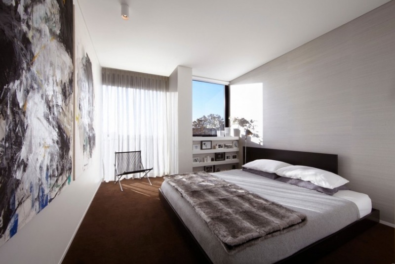 modernes-schlafzimmer-brauner-teppichboden--graue-wandtapete-bilderleiste