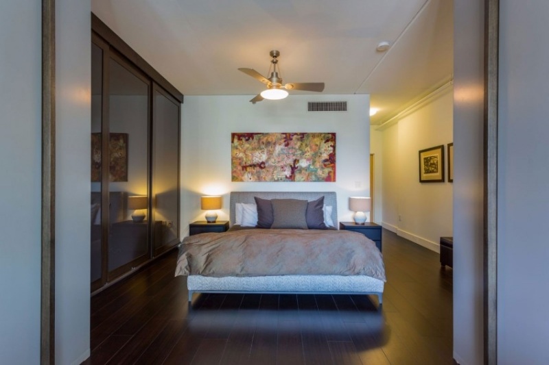 modernes-schlafzimmer-dunker-dielenboden-begehbarer-kleiderschrank-beleuchtung