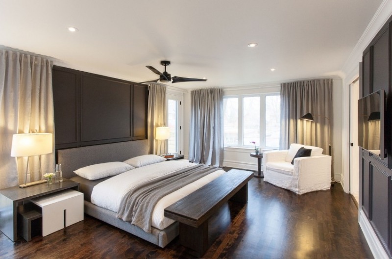 modernes-schlafzimmer-holzboden-graues-polsterbett-gardinen-beleuchtung