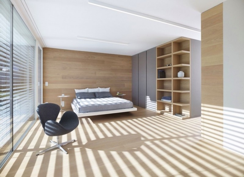 modernes-schlafzimmer-holzboden-wandverkleidung-schwebendes-bett-grau-akzente