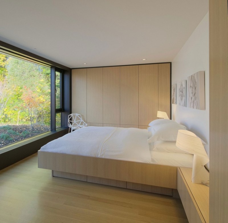 modernes-schlafzimmer-holzmoebel-einbau-kleiderschrank-panoramafenster-kinderfotos