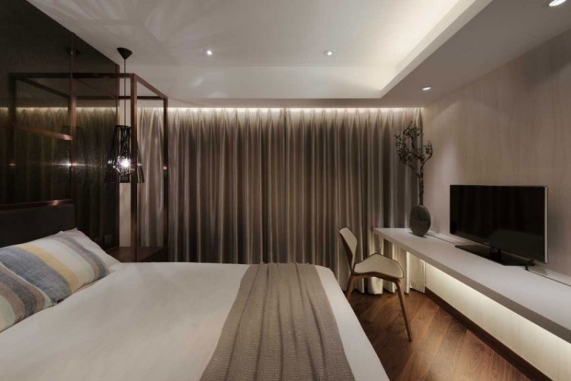 modernes-schlafzimmer-indirekte-deckenbeleuchtung-braune-gardinen