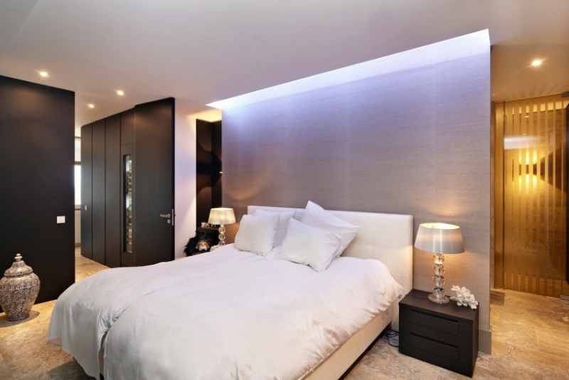modernes-schlafzimmer-led-deckenbeleuchtung-silbertapete
