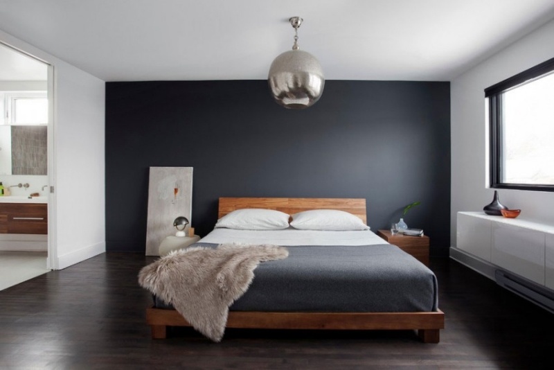 modernes-schlafzimmer-schwarze-akzentwand-massivholzbett-metall-deckenleuchte-weisses-sideboard