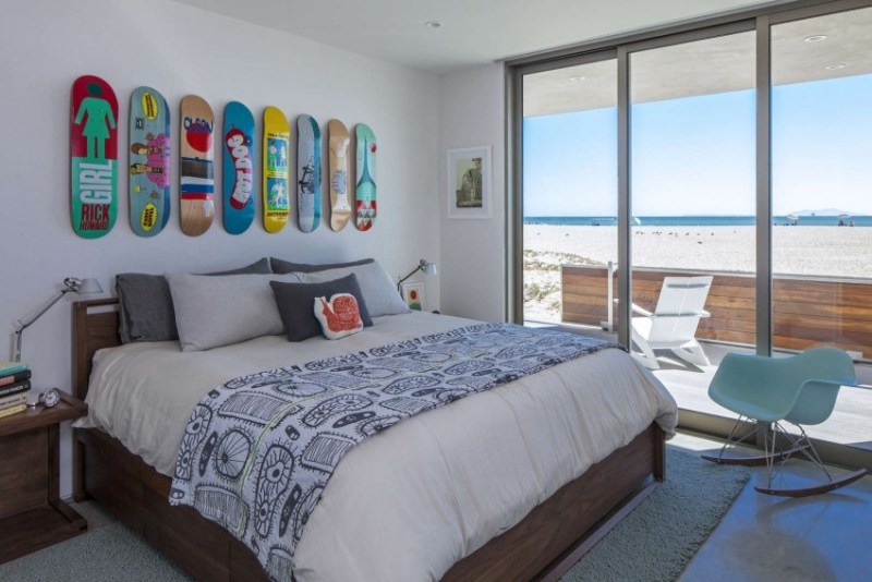 modernes-schlafzimmer-strandhaus-deko-skateboards-massivholzbett