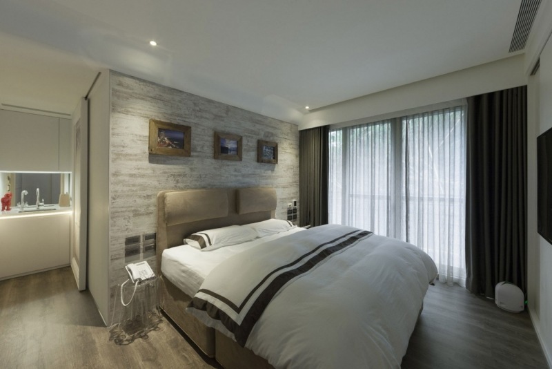 modernes-schlafzimmer-wandverkleidung-weisses-holz-used-look-beige-polsterbett