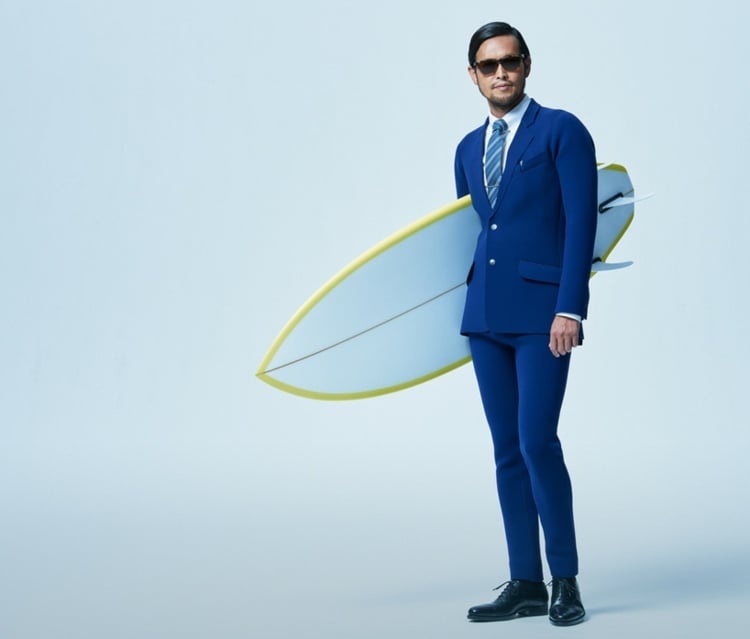 neoprenanzug quiksilver surfbrett blau businessman sonnenbrille