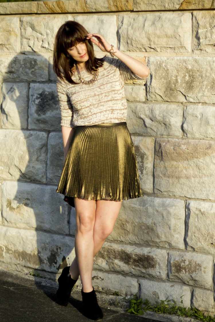 outfit idee strickpullover sommerlich rock gold damen