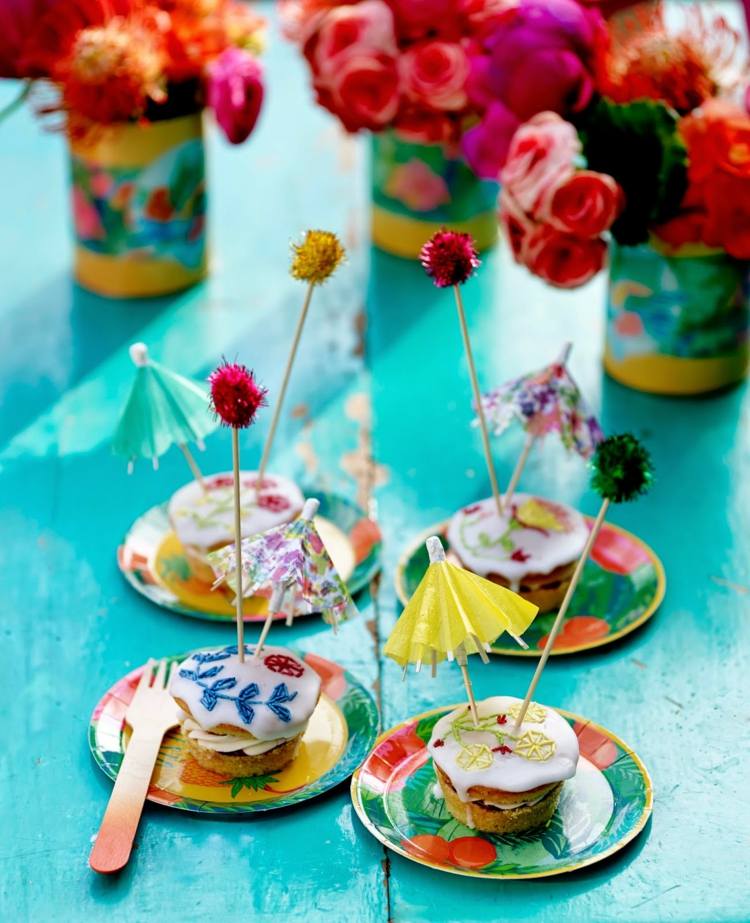 partydeko zum sommerfest geschirr bunt cupcakes dekorieren blumen vasen