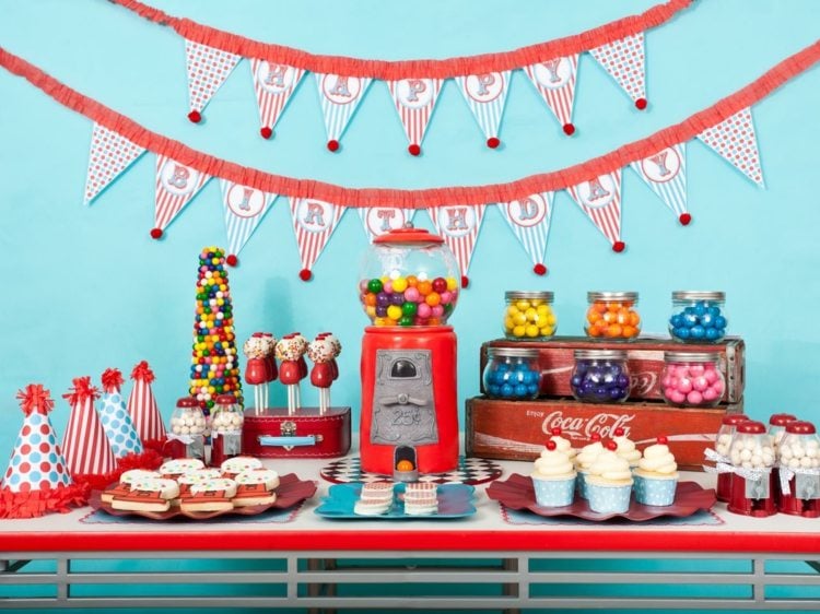 partydeko zum sommerfest partyhuete girlande desserts kaugummiautomat bonbons