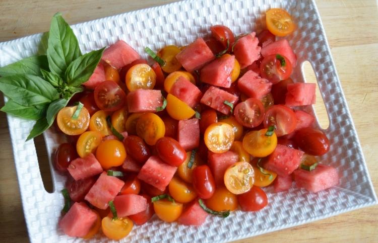 Salat mit Wassermelone rezepte-kirschtomaten-basilikum