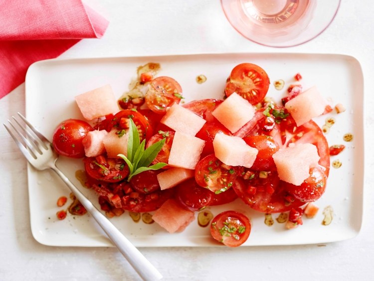 Salat mit Wassermelone -rezepte-tomaten-erdbeeren-krauter