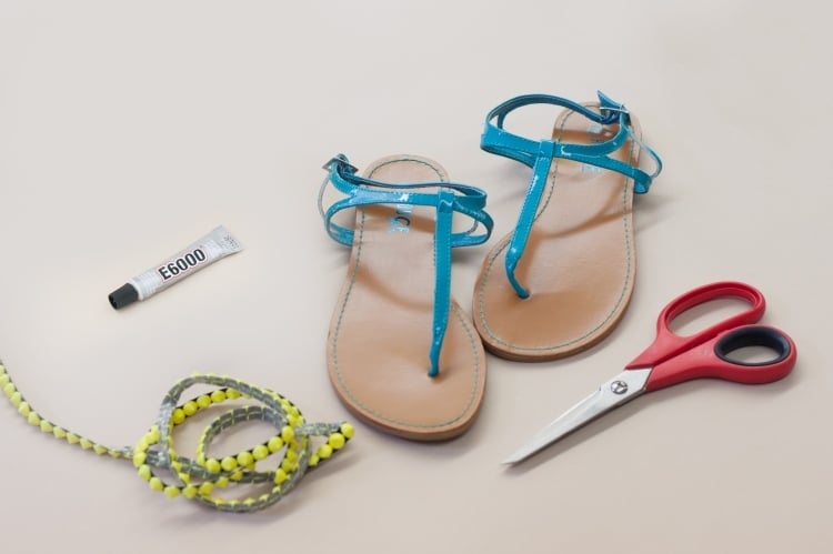 Sandalen aufpeppen -blau-neon-gelb-kapseln-aufkleben-schere-diy-idee-selbermachen