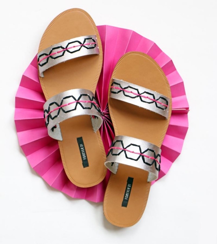 Sandalen aufpeppen -silber-faden-aunaehen-schwarz-pink-sommer-diy-idee