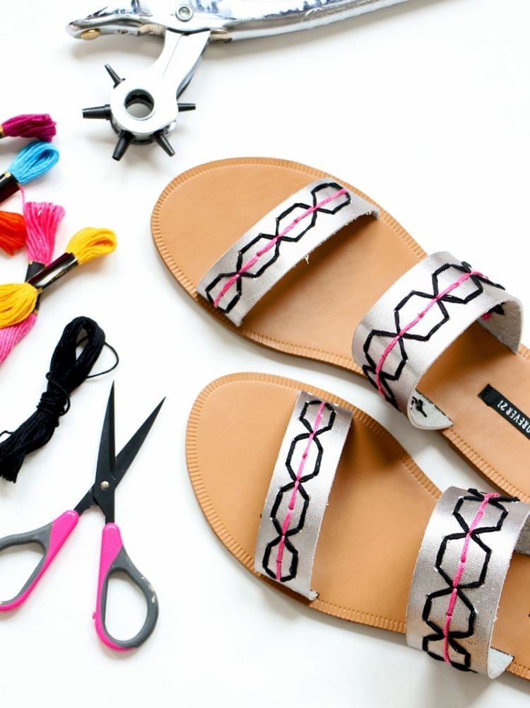 Sandalen aufpeppen -silber-faden-schere-schwarz-pink-loecher-diy