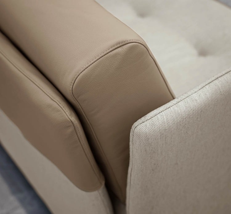schlafsofa-bettkasten-klein-couch-leder-stoff-polster-beige-sandfarbe-isolona-detail