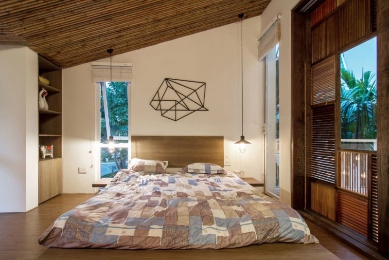 schlafzimmer-dachboden-holzbett-pendelleuchten-industrial-stil-metall-wand-kunstwerk