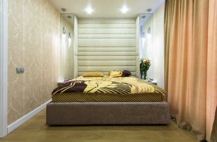 schlafzimmer-farblich-gestalten-beige-barock-muster-tapeten-creme-wand