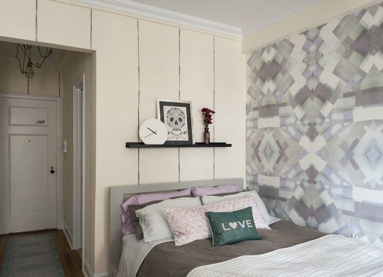 Zimmer farblich gestalten schlafzimmer-elfenbein-farbe-geometrische-tapete-grau