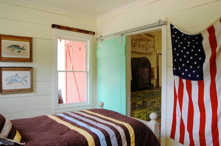 schlafzimmer scheunentor minzgruen bett fahne amerika kommode rustikal stil