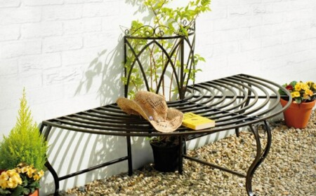 schmiedeeisen im garten sitzbank schwarz pflanzen kieselsteine