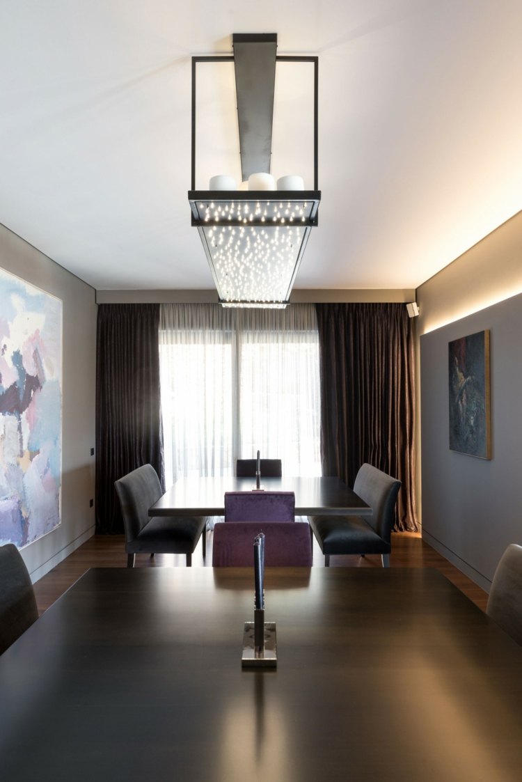 schwarz grauem wohnzimmer wohnung esszimmer elegant stuehle lila vorhaenge lampe