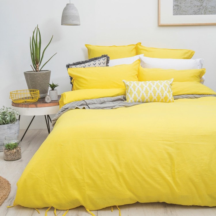 sommer deko bettwaesche schlafzimmer gelb einrichten beistelltisch pflanze