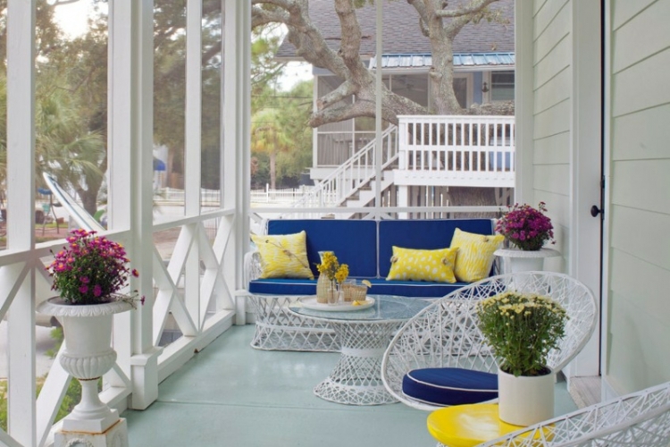 sommer deko veranda idee weiss moebel polster blau kissen gelb