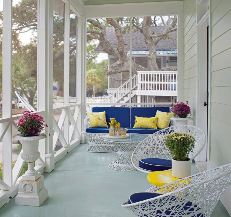 sommer deko veranda idee weiss moebel polster blau kissen gelb