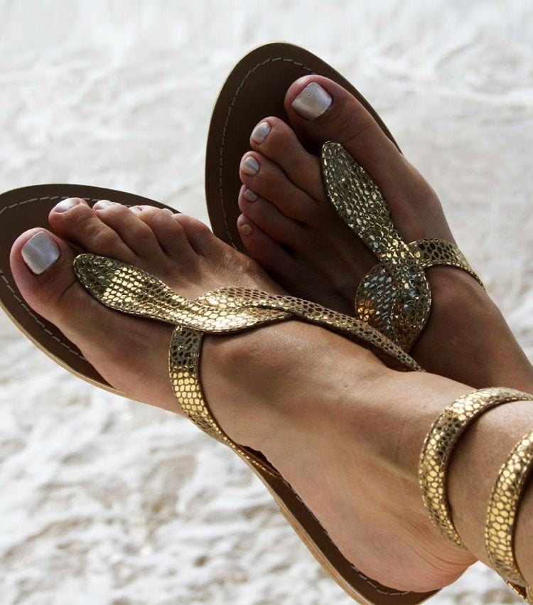 sommer outfit ideen gold sandaletten pailletten strand