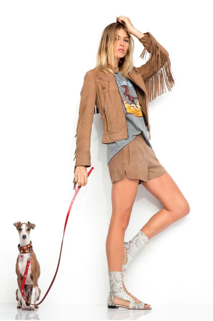 sommer-outfits-shorts-braun-beige-fransen-hund-sandalen-leder-jacke
