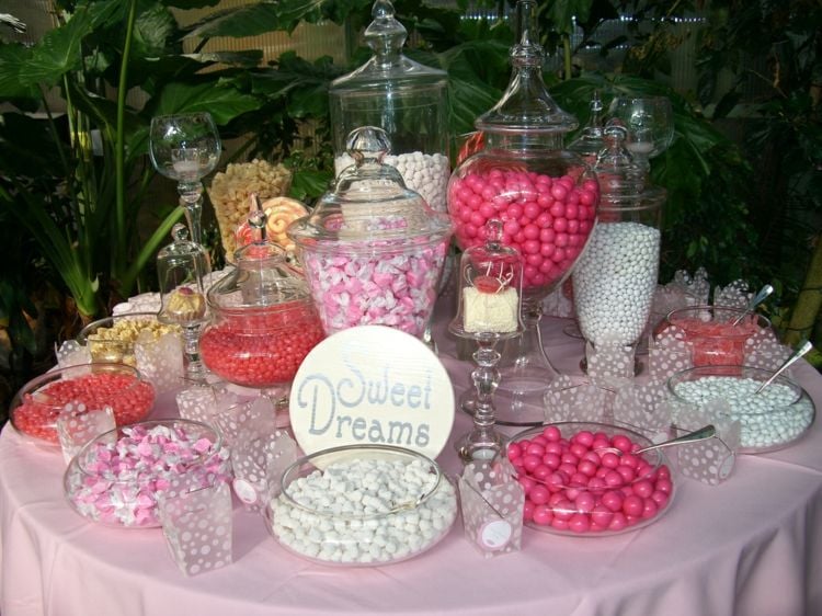 sommerfest partydeko pink suessigkeiten desserttisch rosa tischdecke