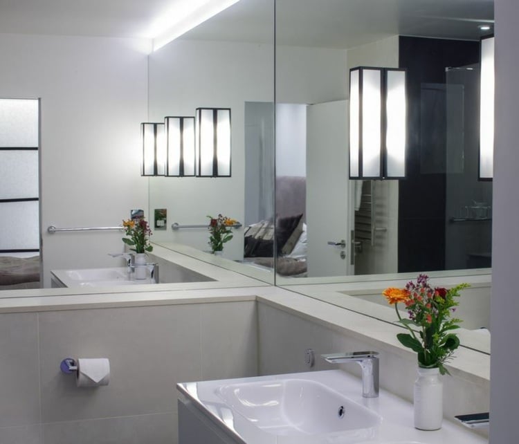 spiegel wand badezimmer minimalistisch waschbecken lampen