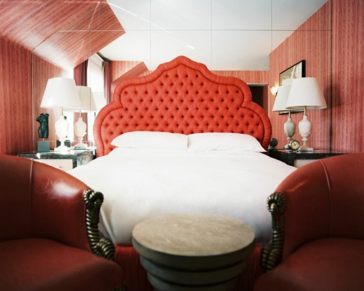 spiegel wand idee schlafzimmer rot kopfbrett polster vintage stil