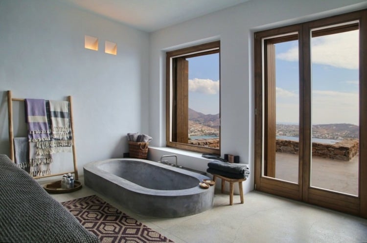 stein fassade weisser haus badezimmer rustikal badewanne eingelassen badvorleger