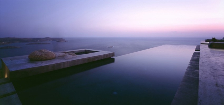 stein fassade weisser haus infinity pool design nacht panorama meer