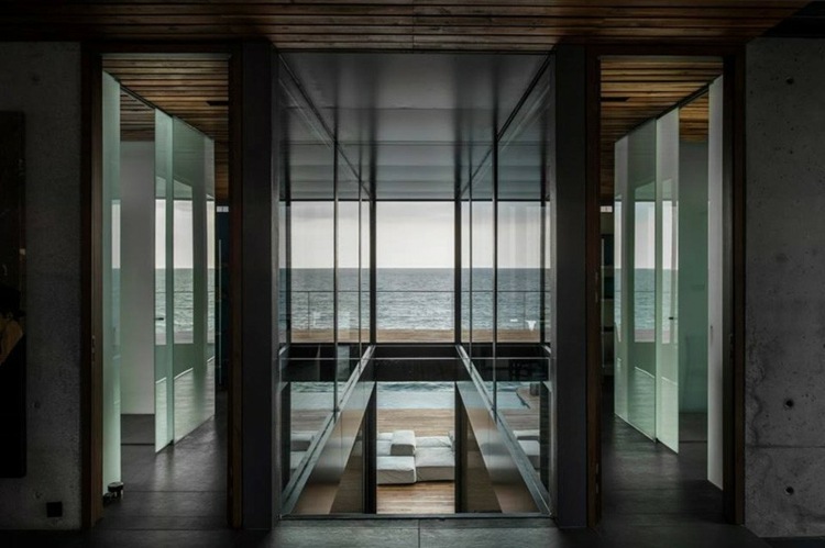 stil mediterran strandhaus flur glas beton treppe parkett