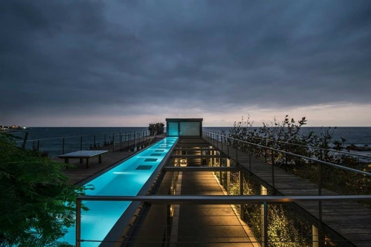 stil mediterran strandhaus pool sport parkett beleuchtung nacht meer