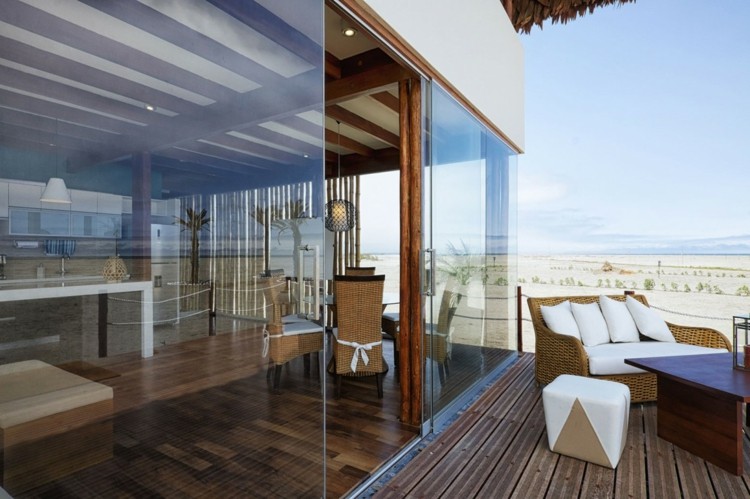 strandhaus aus bambus wohnzimmer terrasse glas front strand