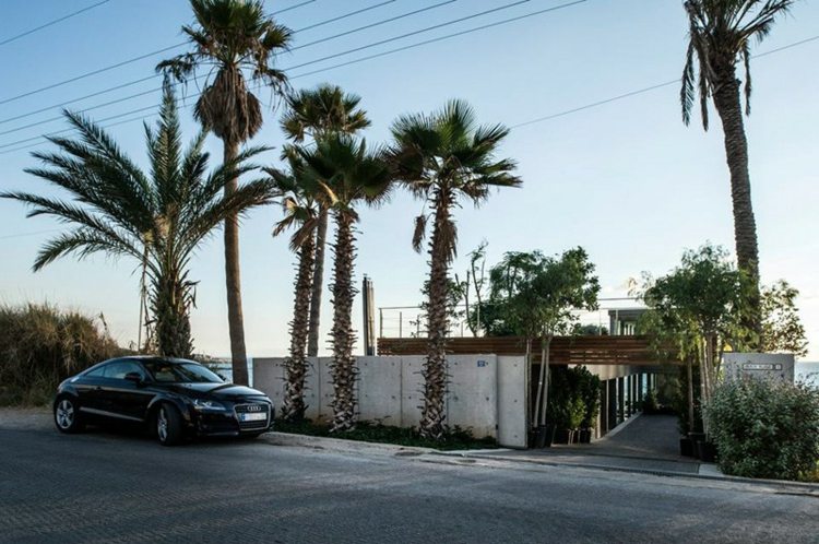 strandhaus im mediterranen stil einfahrt audi palmen garten modern