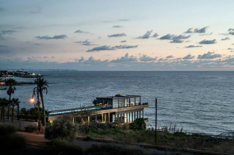 strandhaus im mediterranen stil meer ausblick glas fensterfront steg