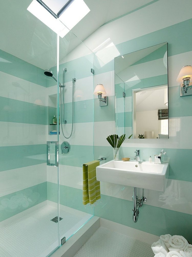streichen badezimmer hellblau weiss dachschraege dusche glas