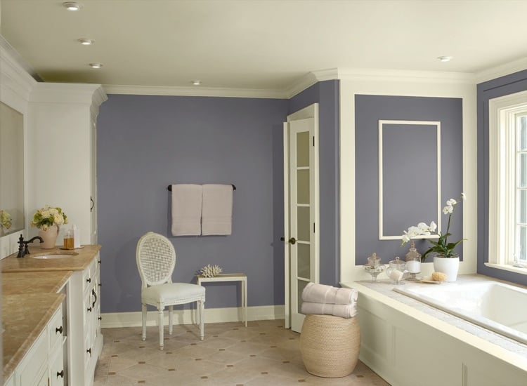 streichen badezimmer lila pastell badewanne vintage stil stuhl weiss einrichtung