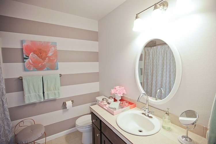 streichen badezimmer streifen design rosa weiss spiegel rund waschschrank holz stuhl