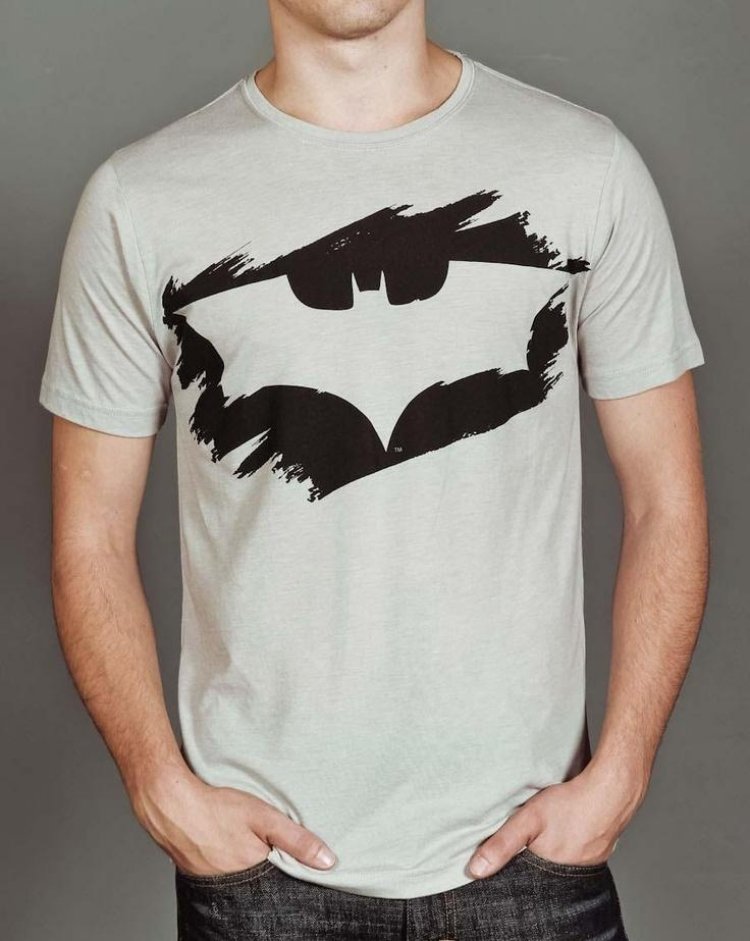 t-shirt-selbst-bemalen-textilfarbe-batman-symbol
